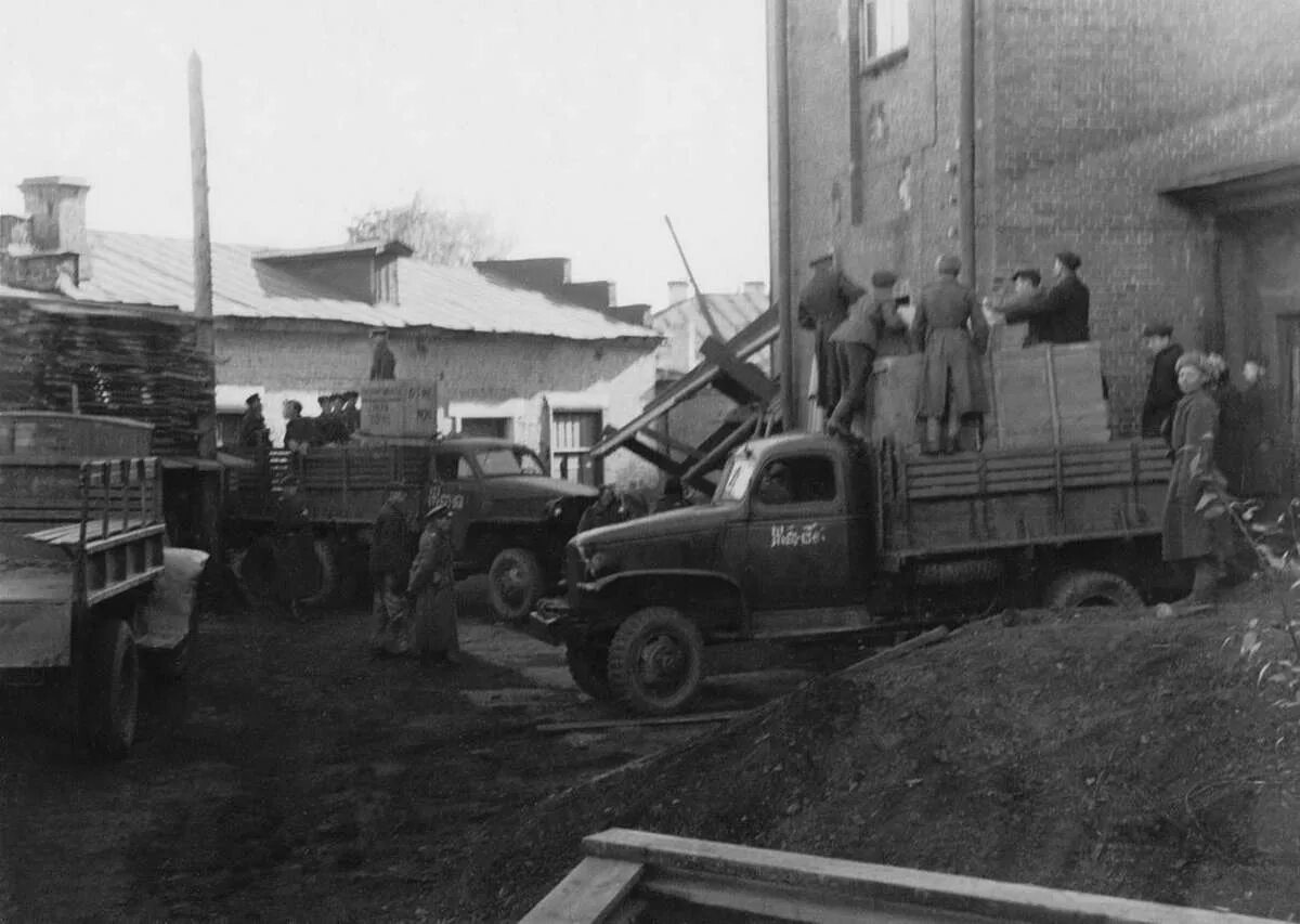 эвакуация заводов во время великой отечественной войны на урал. эвакуированные на урал. эвакуация крупных промышленных предприятий. эшелон с эвакуированными в 1941 г. эвакуированные заводы в годы вов.