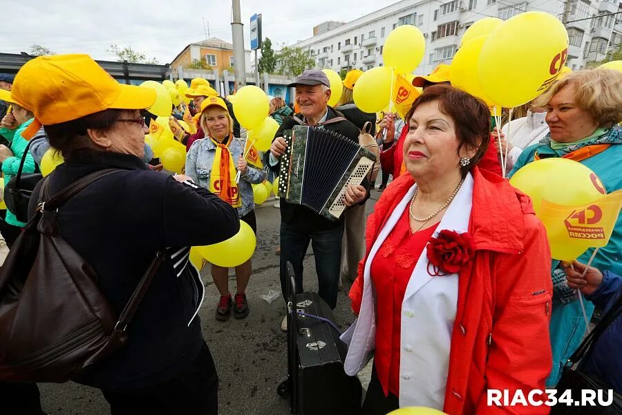 1 мая житель. Демонстрация 1 мая. Демонстрация 1 мая фото. Фоторепортаж 1 мая Волгоград. Демонстрация 1 мая 2022.