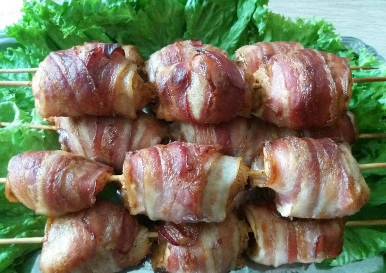 Шашлычки из куриного филе с беконом. Рулетики из индейки в беконе в духовке. шашлык из филе индейки в духовке на шпажках. шашлык с беконом. шашлык курица в беконе.