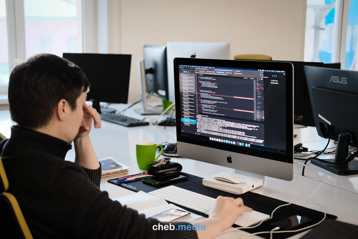 Компьютерщик чебоксары. It команда специалистов. Команда американских айтишник. Александр цыбин сберклауд. Специалист за компьютером.