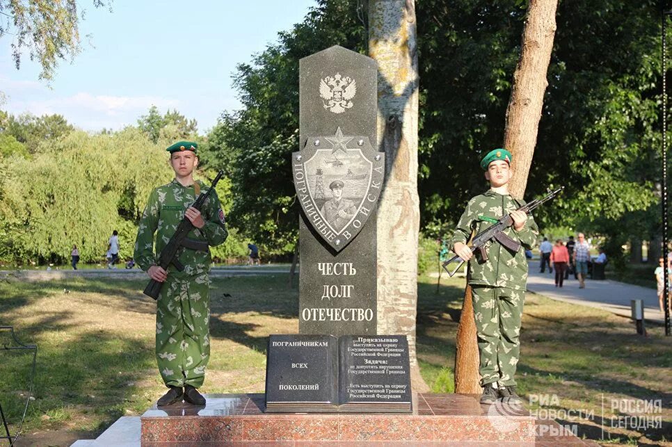 Защита чести отечества в спорте. Памятник пограничникам в Симферополе. Памятник пограничникам новый Афон. Памятник пограничникам всех поколений.