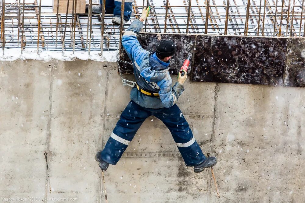 Строители видео. Стройка смешно. Смешная стройка. Монтажник. Видео про строителей.