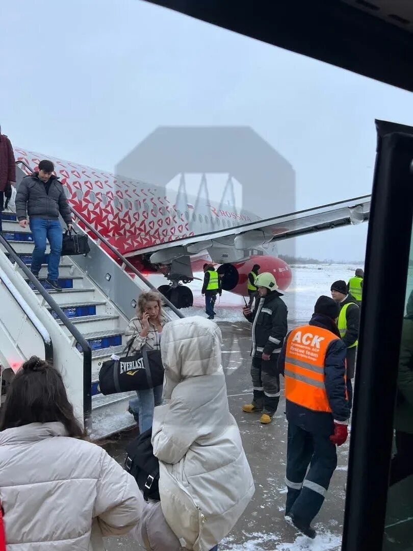 Самолет вылетет. Впп пулково. чп в аэропорту домодедово. происшествие в пулково. пулково самолеты.