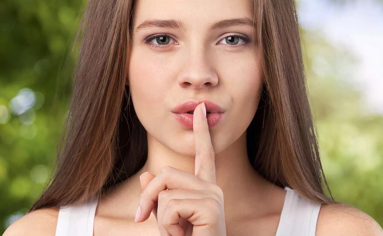Over mouth. Woman shhh. Secret shh. Фото секрет лицо девочки. Girl hand shh.