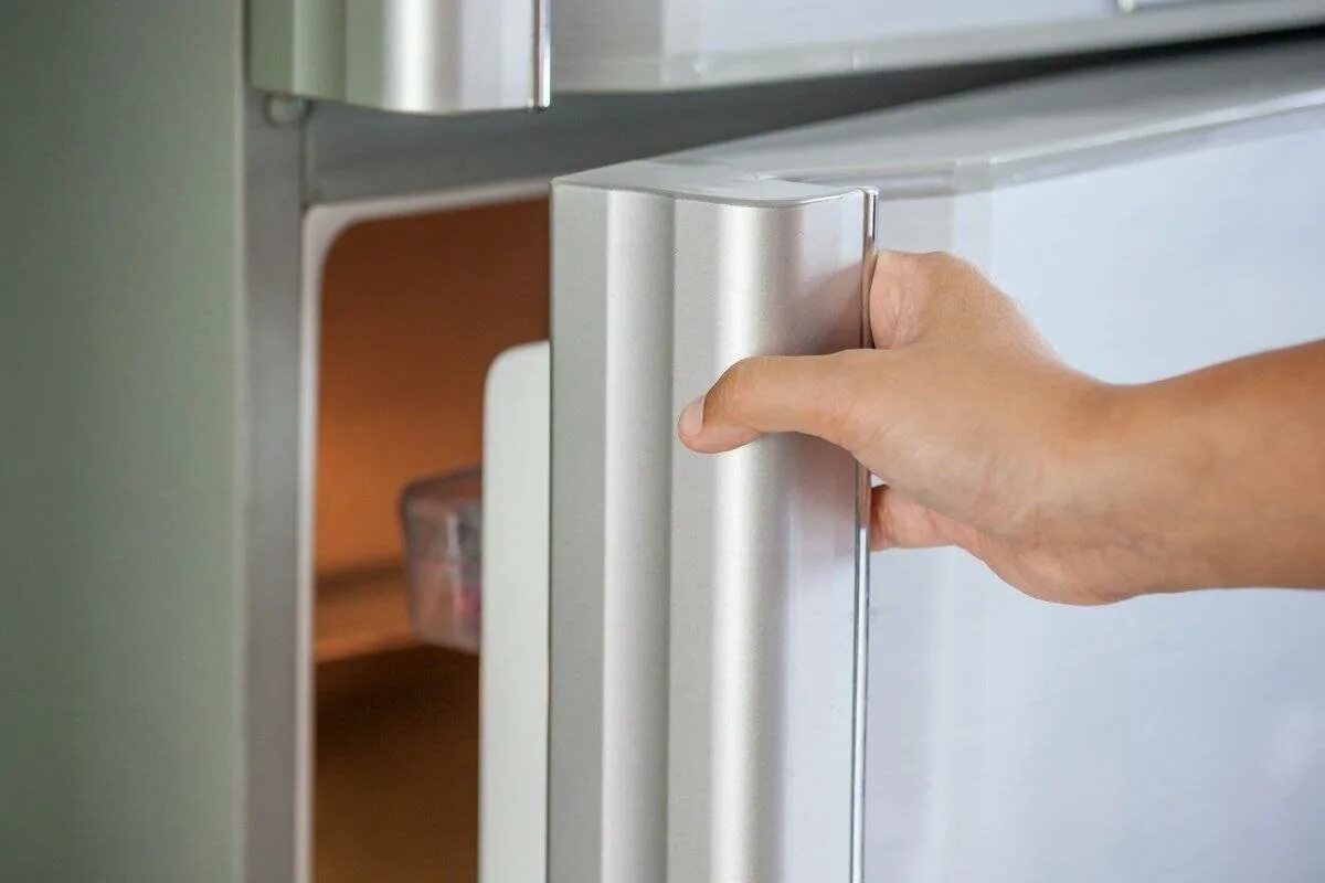 Не плотно прилегает дверь. Дверца холодильника. Открывание дверцы холодильника. Открывается холодильник. Открытая дверца холодильника.