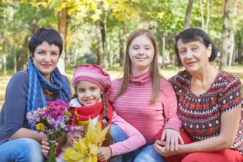 2 Дочери мама и бабушка. Дочь мама бабушка коричневый. Фото мама, бабушка и 2 Дочки. Мама бабушка и дочка в 35 лет. Жены мамы бабушки и дочки