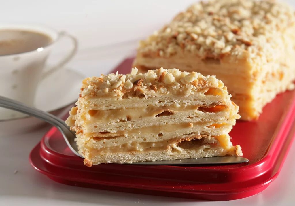 Рецепт творожного наполеона с заварным кремом. Творожный Наполеон торт. Римское пирожное. Слоеный бисквит. Римский торт.