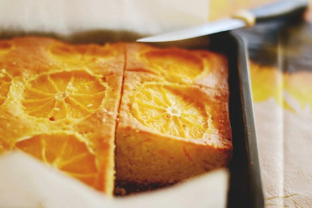 Пирог с апельсиновыми корками. Апельсиновый пирог в духовке. Апельсиновая выпечка. Лимонно апельсиновый пирог. Апельсиновая выпечка.