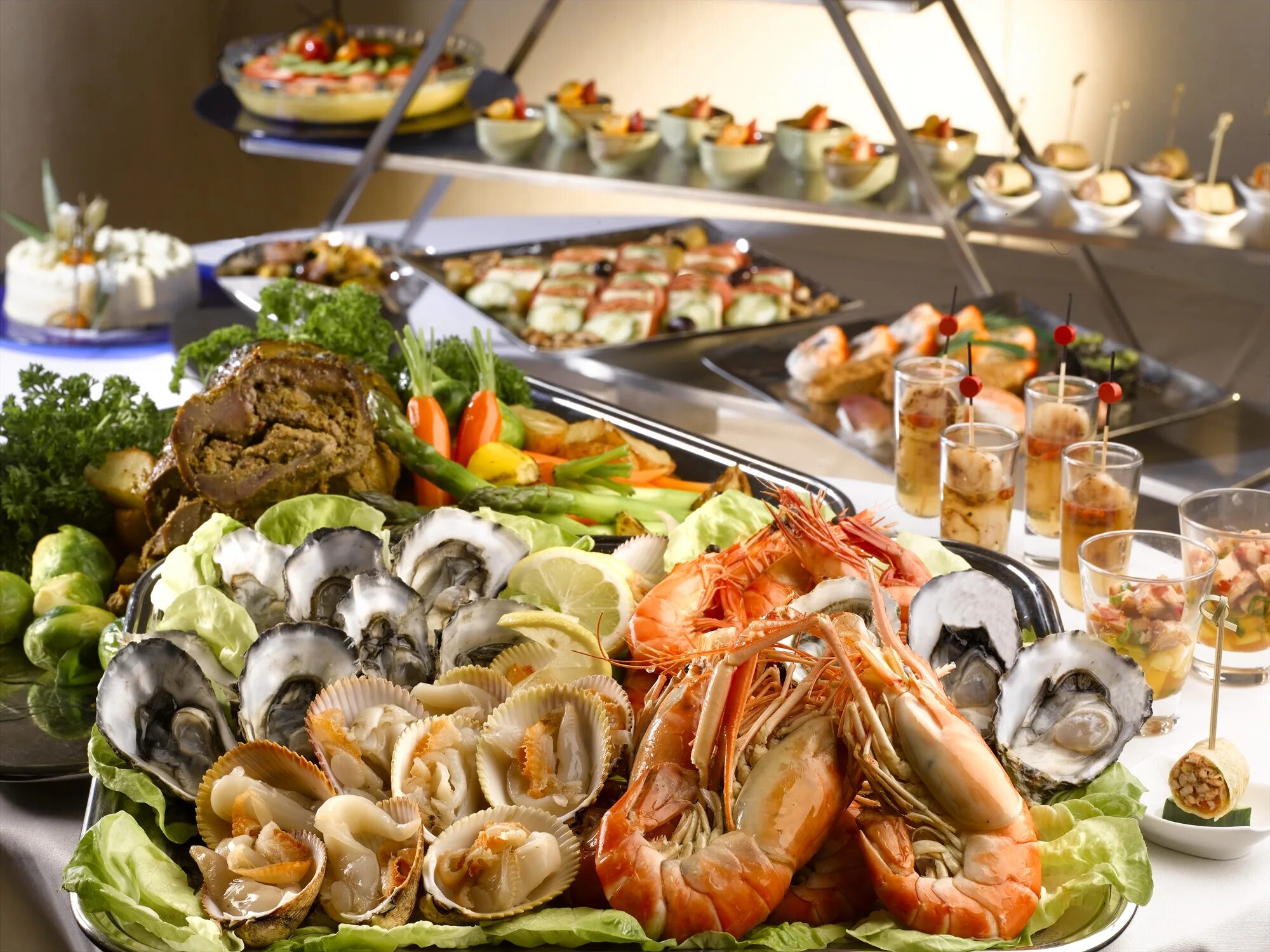 Праздничный стол с морепродуктами. Шведский стол морепродукты. Сифуд. Испанские морепродукты на Рождество. Буфет с морепродуктами Шанхай.