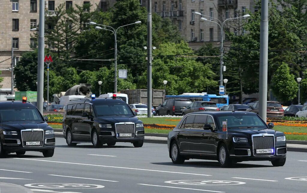 Сколько ездить на машине без номера. России кортеж кортеж президента. Кортеж Медведева Аурус. Аурус кортеж ФСО. Машина Путина Аурус.