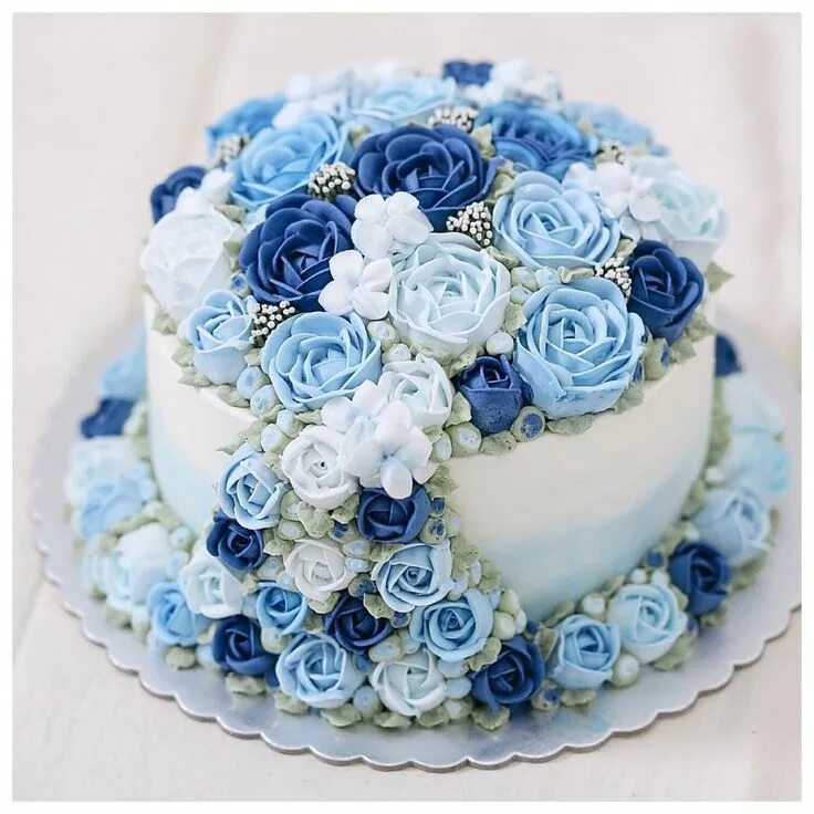 Кремово синий. Торт кремовый синий. Свадебный торт одноярусный в синем цвете. Торт с синими кремовыми цветами. Торт с голубыми розами.