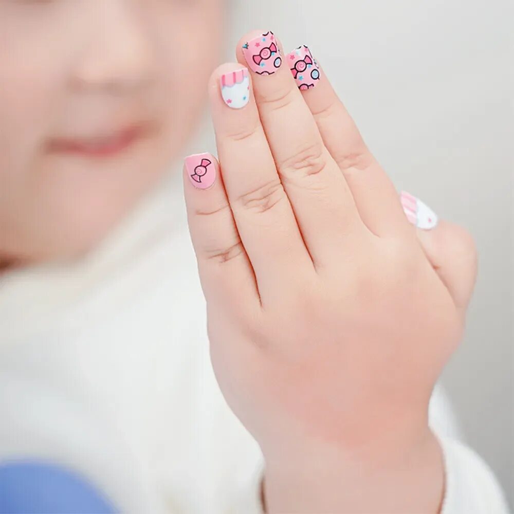 Маникюр для детей. Маникюр на короткие детские ногти. Красивый детский маникюр. Детский маникюр. Маникюр для девочки 9 лет.