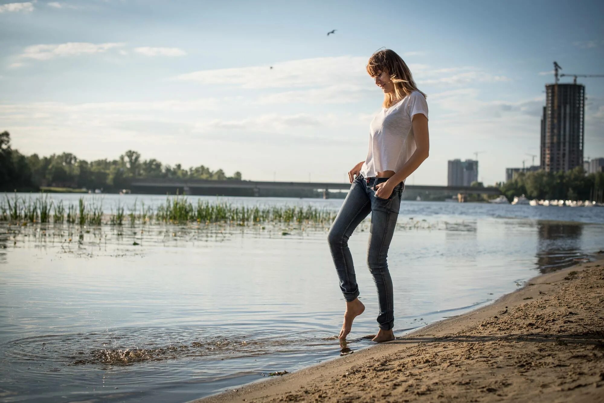 Около меня. Позы для фотосессии на речке. Фотосессия у воды летом. Летом на речке. Красивые позы для фотосессии у реки.