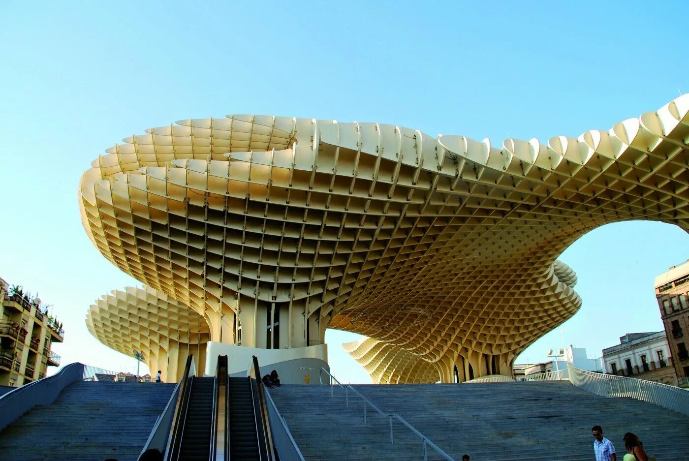 Уникально расположенная. Комплекс Metropol Parasol. Площадь в Испании парасоль. Энкарнасьон достопримечательности. Metropol Parasol Антиквариум.