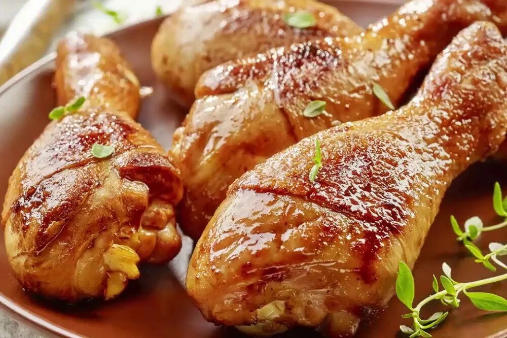 Замариновать куриные ножки для жарки на сковороде. Куриные ножки в маринаде. куриные ножки в духовке с хрустящей корочкой. маринад для курицы. голень куриная в маринаде.