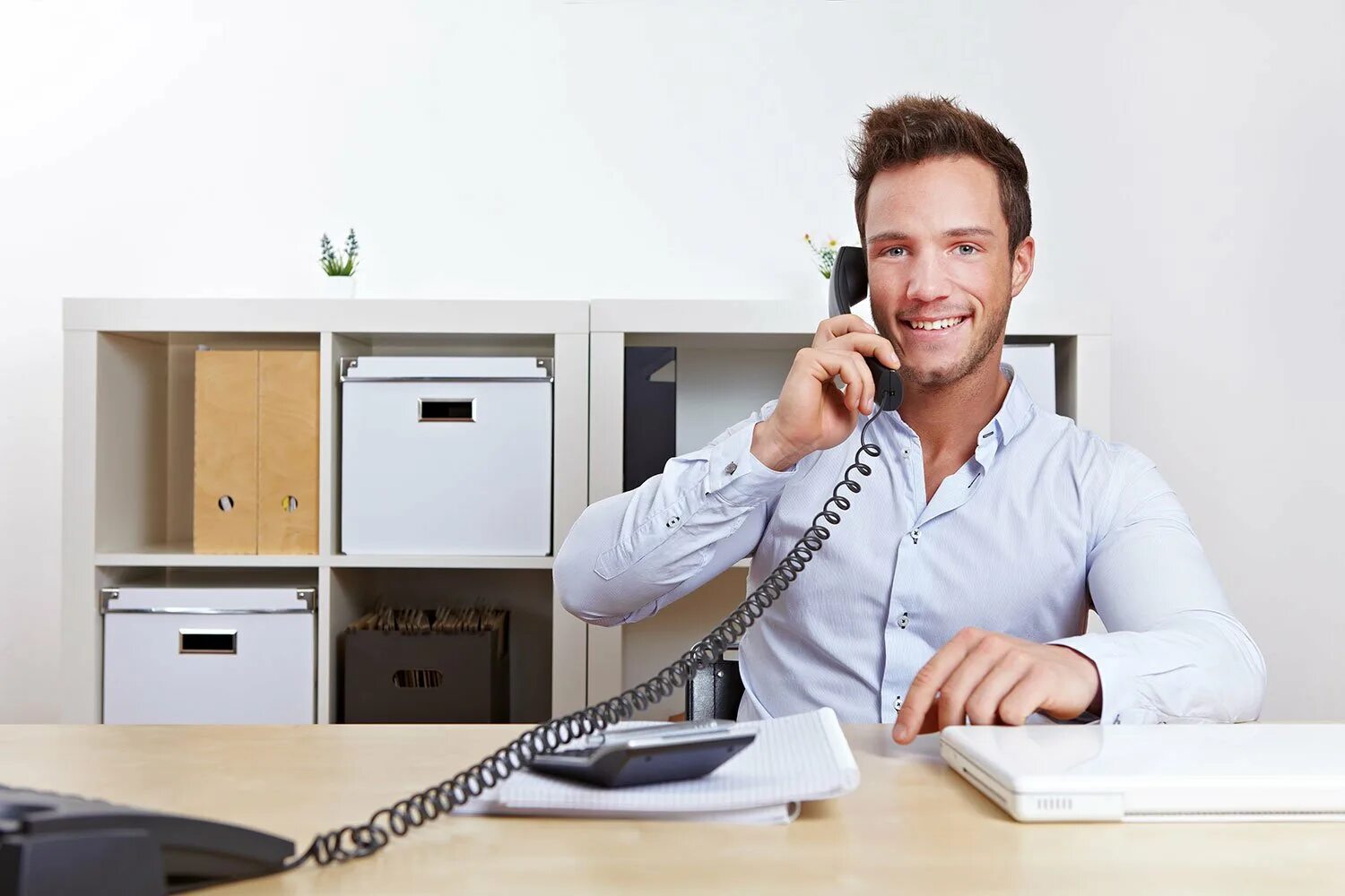 Женщина говорит по телефону. Paul a phone call. Мужчина разговаривает по телефону. Paul a phone call. Женщина сидит ждет звонка.