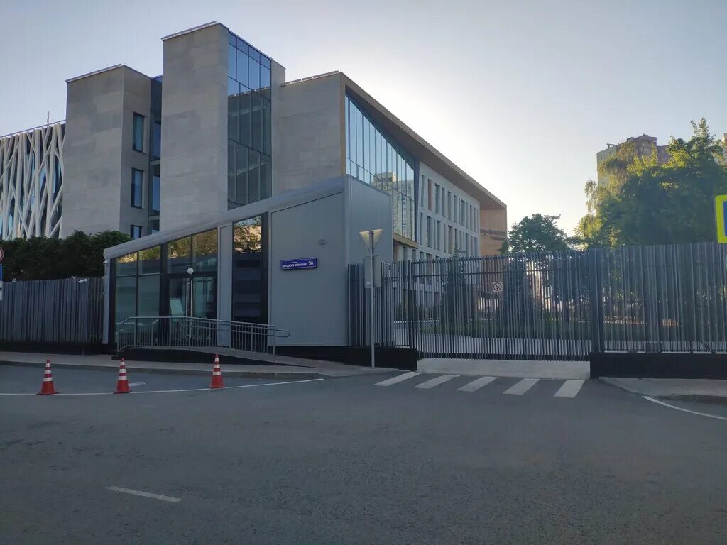 Хорошевская школа москва. Крост гимназия хорошкола. Ул народного ополчения 9а хорошкола. Хорошкола крост. 9а.