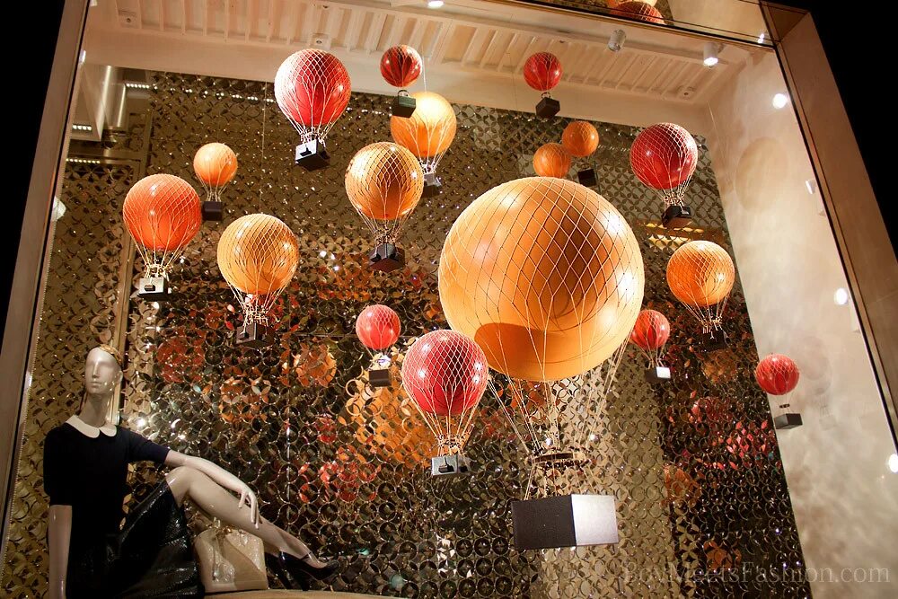 Новогодние шары магазины. Украшение витрин шарами. Украшение витрин шариками. Стильное украшение витрин. Витрина с воздушными шарами.