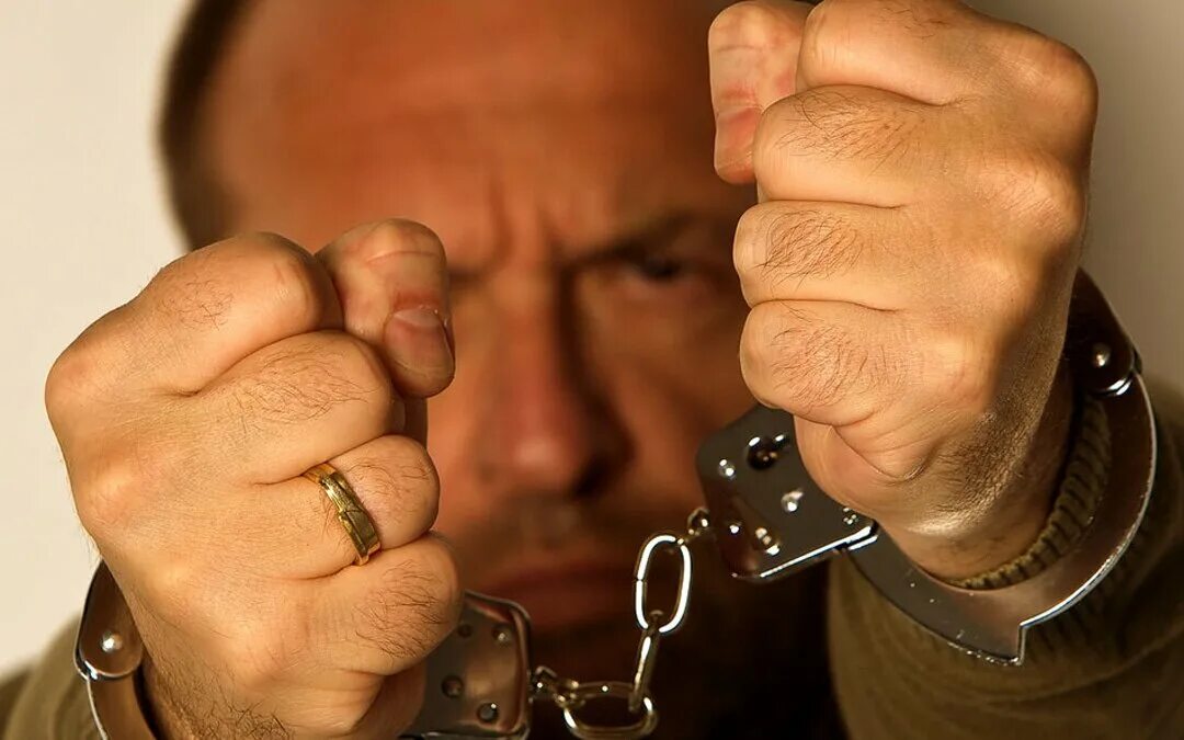 Зек коллектор. Коллекторское агентство. Зэк мошенник. Коллекторы в подъезде. Зона тюрьма.