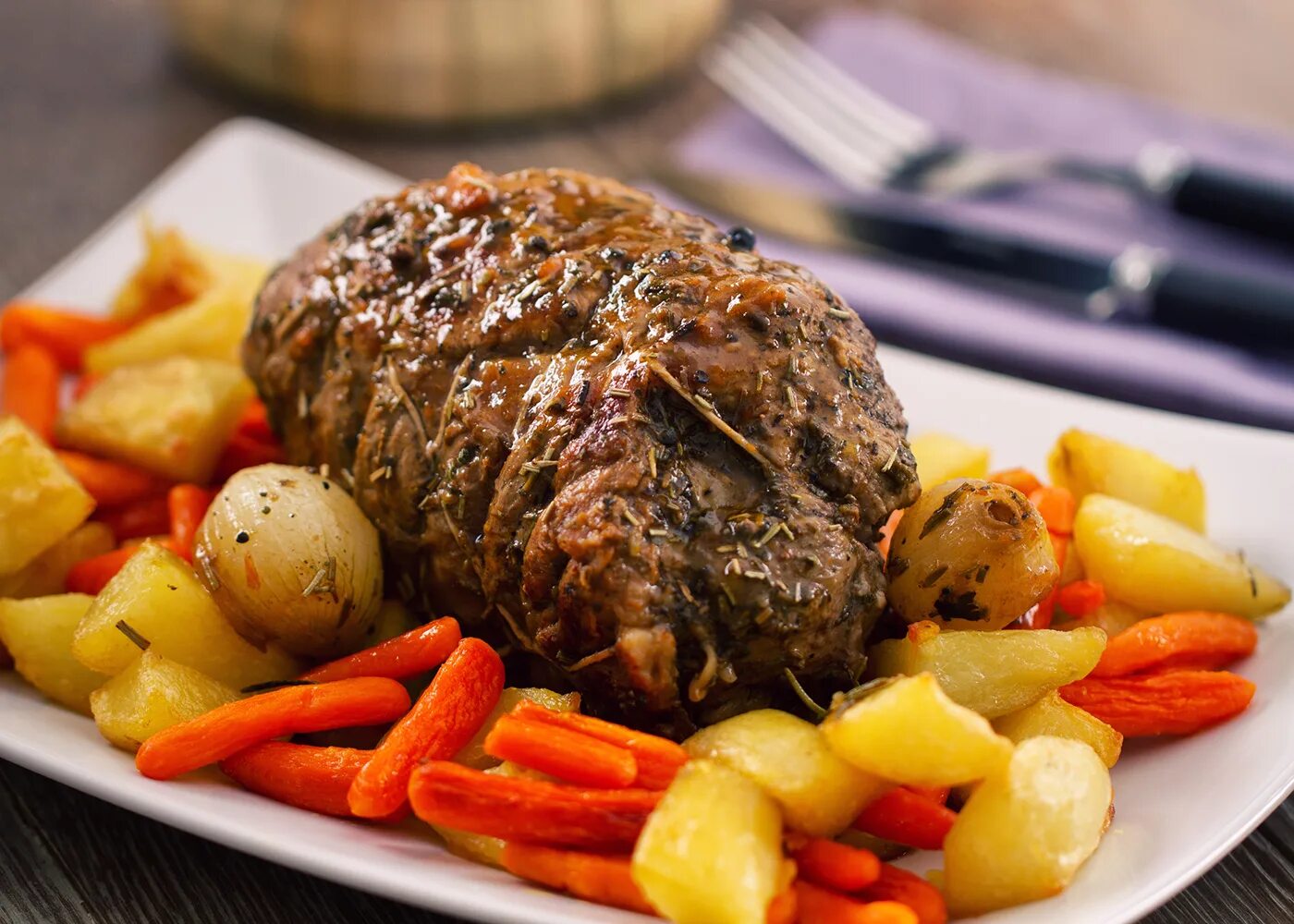 Картофель стейк хаус. Ростбиф с картофелем. Ресторан эспиля выборг. Стейк с картофелем. Ростбиф с картофельным паем под соусом чеддер.