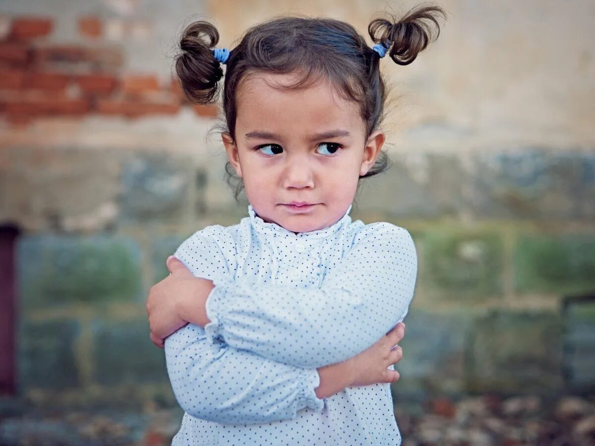 Недовольный ребенок. Наруцкая екатерина николаевна. Сердитая девочка. Сердитая девочка. Злая маленькая девочка.