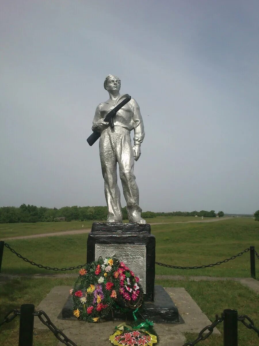 Погода село грушевское. Село Грушевское Александровский район. Село Грушевское Ставропольский край. С Грушевское Ставропольский край Александровский район. Памятник матросу село Грушевское.