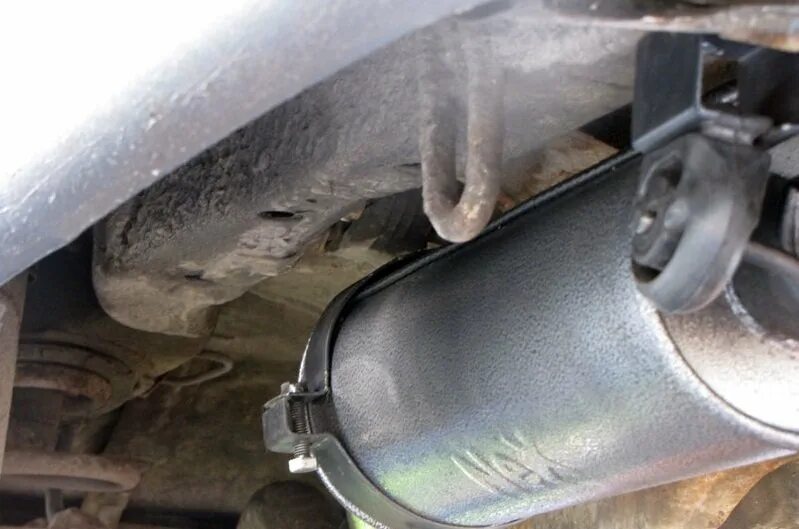 Крепление глушителя ваз 2110 8 клапанов. Глушитель ваз 2110. Выхлопная система 2110 1,5. Крепление выхлопной трубы ваз 2110. Резонатор глушителя ваз 2110.