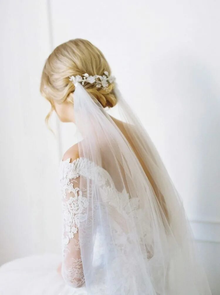 Мерить фату. Фата амирханова. Прическа на свадьбу с фатой. Улетела фата от ветра. Девушка в фате.