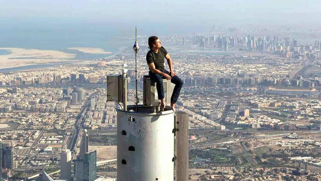 Сат виден. Том Круз на Бурдж Халифа. Том Круз на вершине небоскреба Бурдж-Халифа, Дубай.. Том Круз на вершине Бурш Кхалифа. Миссия невыполнима Бурдж Халифа.