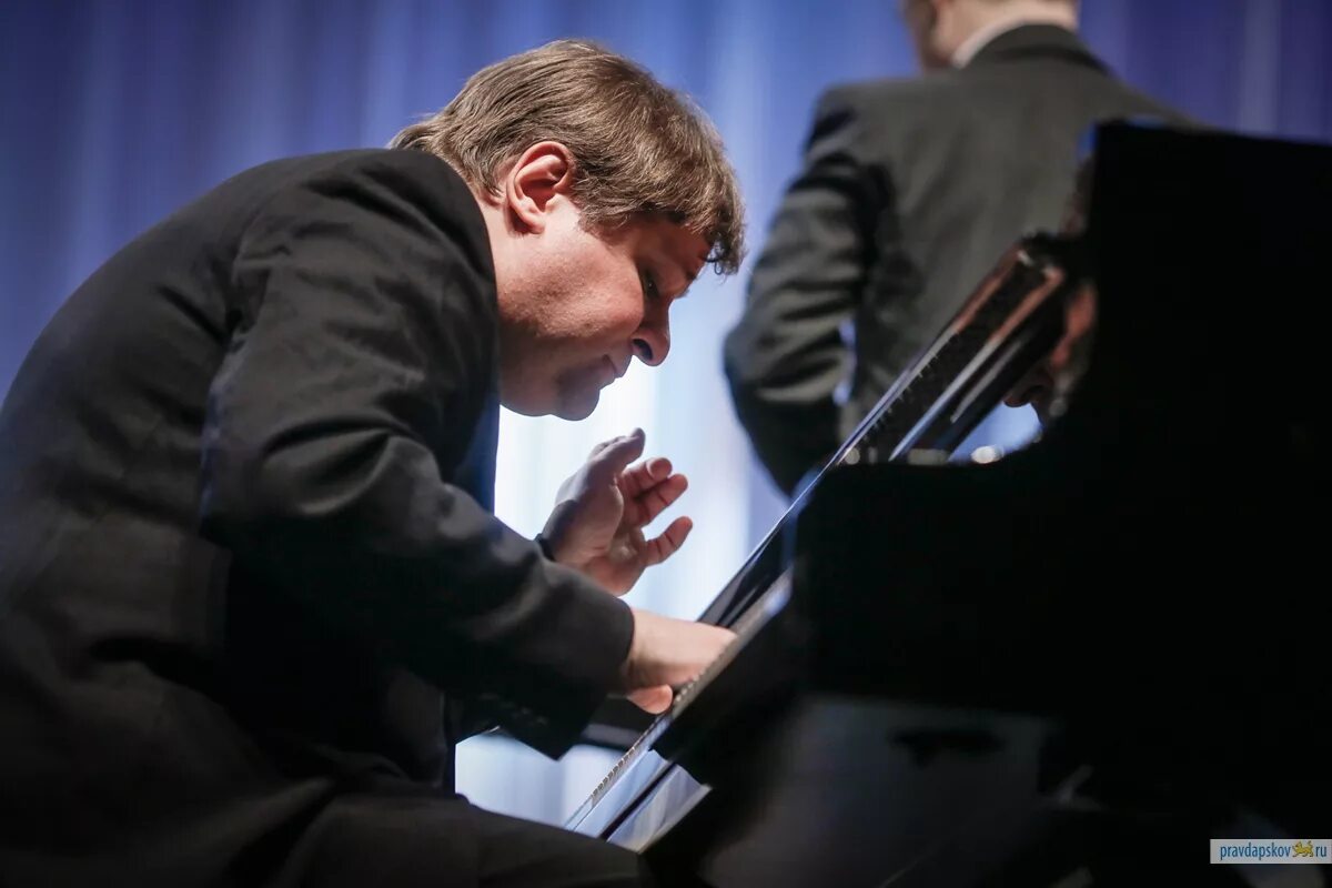 Мамедов александр георгиевич владимир. Музыкант псков. Волонтеры музыканты проект. Музыкант псков. Псков певец.