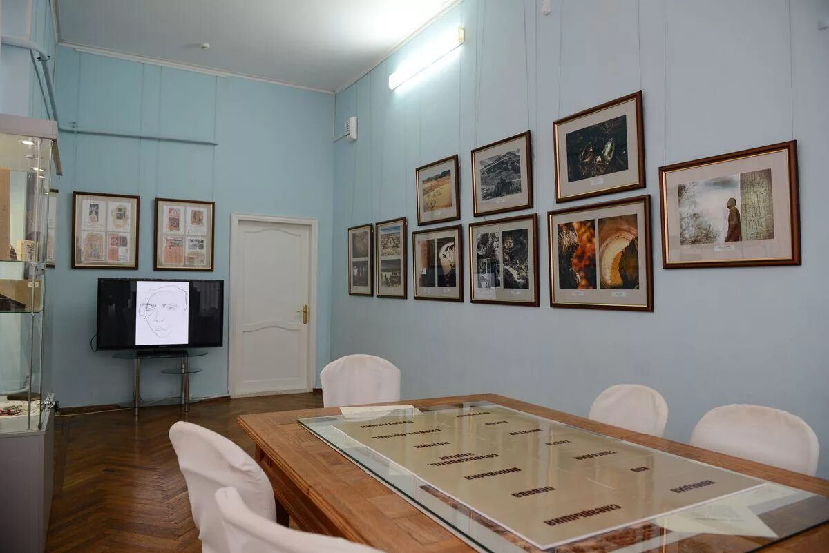 Дом музей хлебникова. Дом музей хлебникова в астрахани. Дом велимира хлебникова в астрахани. Дом велимира хлебникова в астрахани. И.