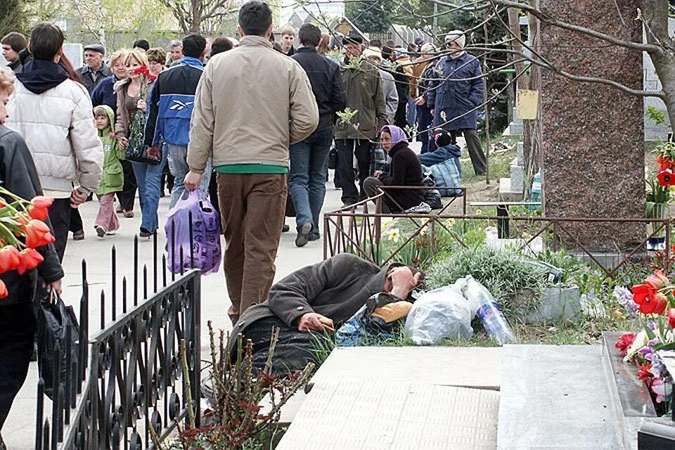 Поминки воронеж. Молдавские кладбища. Поминки на могиле.