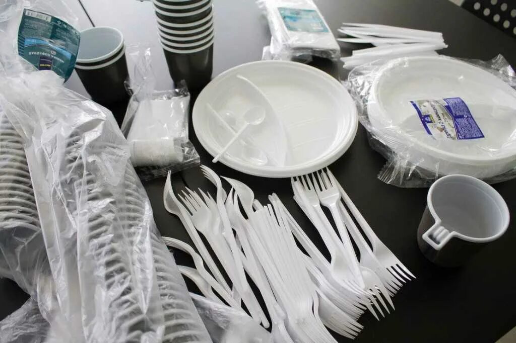 Одноразовая посуда. Пластиковая посуда. Пластмассовая одноразовая посуда. Красивая одноразовая посуда. Для изготовления посуды используют