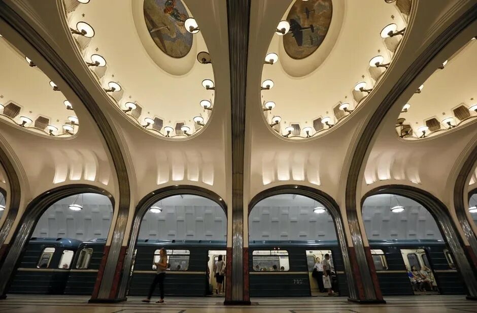 Прогулки по Триумфальной Площади в Москве