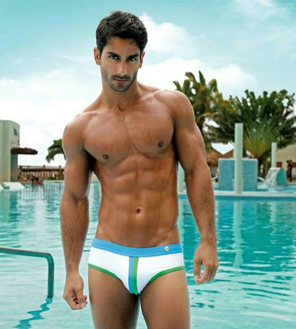 Выбор плавок. Красивые мужчины в плавках. Плавки мужские. Арабские мужчины в плавках. Мужчины в плавках в бассейне.