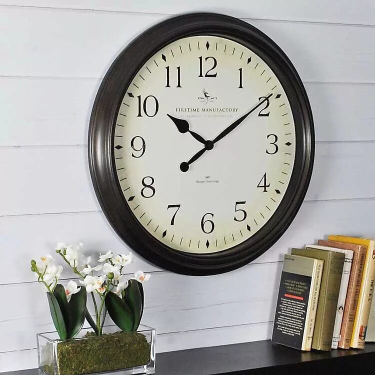Домашний часы 2023. Часы на стену. Часы в интерьере. Круглые часы на стене. Круглые настенные часы на стене.