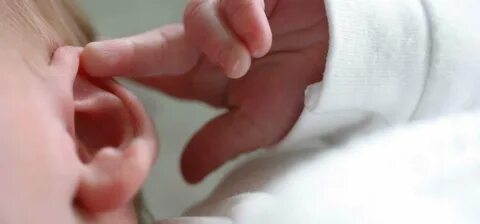 Трогаю уши почему