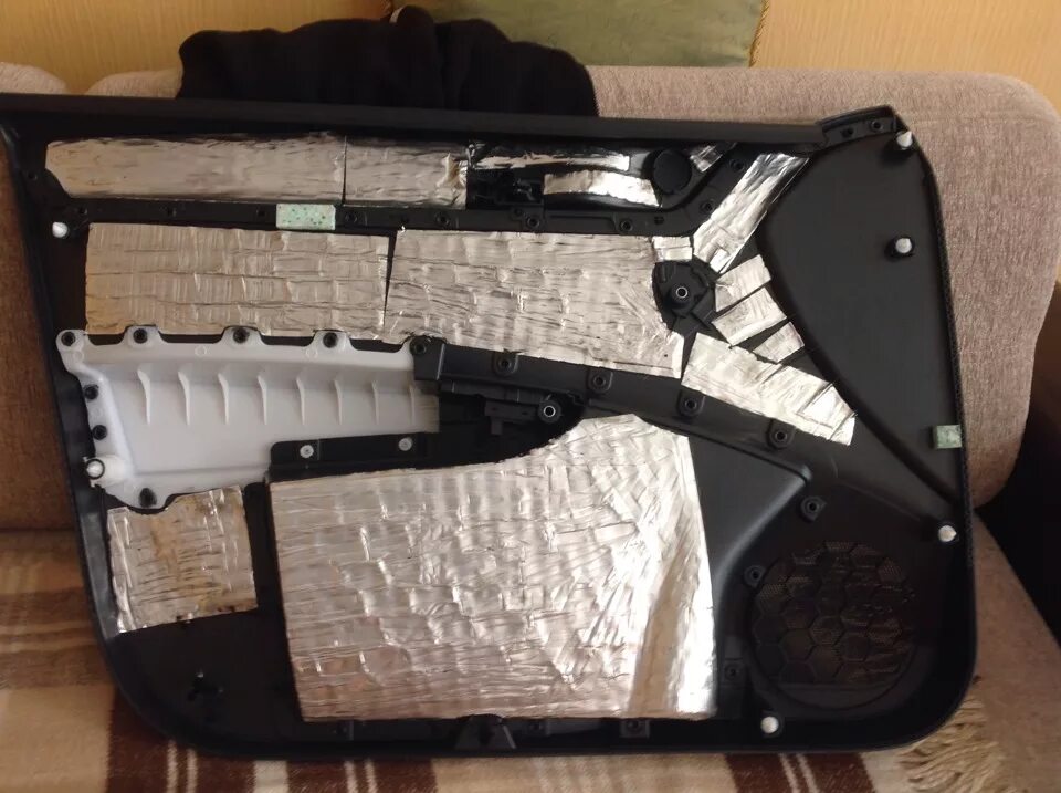 Дверная карта skoda rapid 2. Обшивки дверей рапид. Накладки обшивка skoda rapid. Обшивка двери шкода рапид 2021. Шумоизоляция рапид 2019.