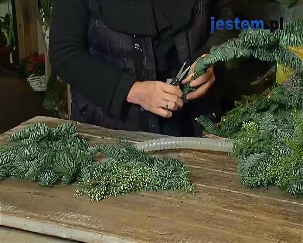 Как из живых веток сделать гирлянду. Новогодние венки из еловых веток. Как из живых веток сделать гирлянду. Как из живых веток сделать гирлянду. Гирлянда из живой сосны своими руками.