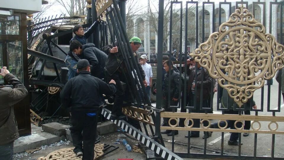 7 апреля бишкек. Революция 2005 в киргизии бишкек. революция 2010 года в кыргызстане. революция 2010 в киргизии бакиев. 7 апреля 2010 бишкек штурм.