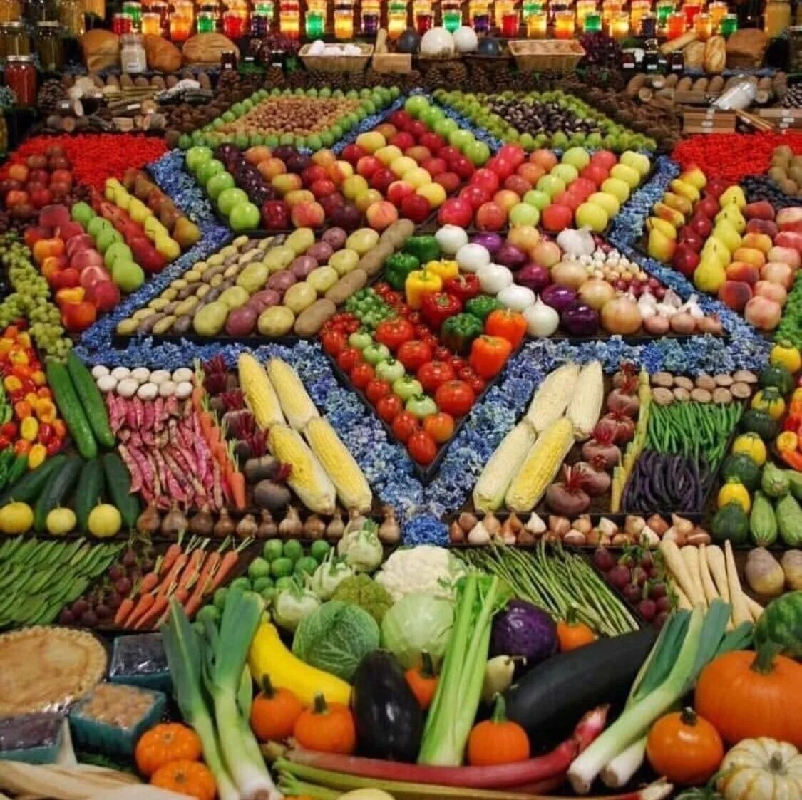 Фрукты выкладка. Красивая выкладка овощей и фруктов. Выкладка овощей и фруктов на рынке. Овощной прилавок.