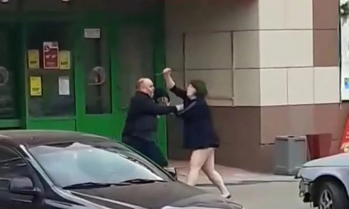 Нападение на улице. Женщина нападает на улице. Женщины напали на мужчину. Женщина набросилась на мужика.