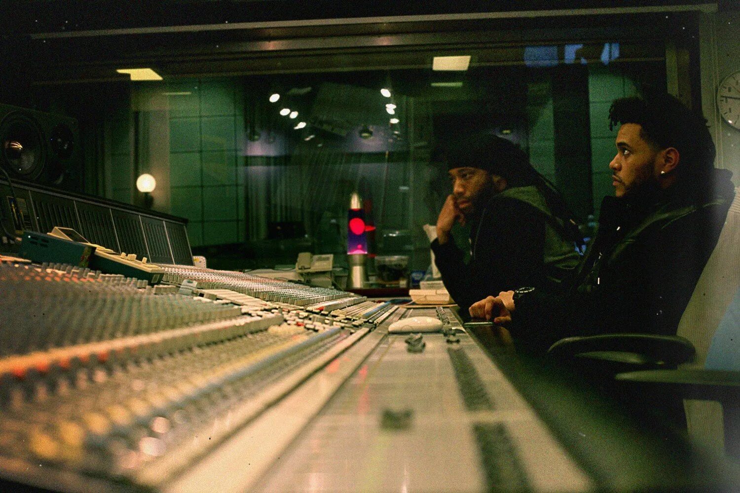Полный список звукозаписей певца. The Weeknd на студии. The Weeknd in Studio. Искусственный интеллект в компаниях. The Weeknd Студийное фото.