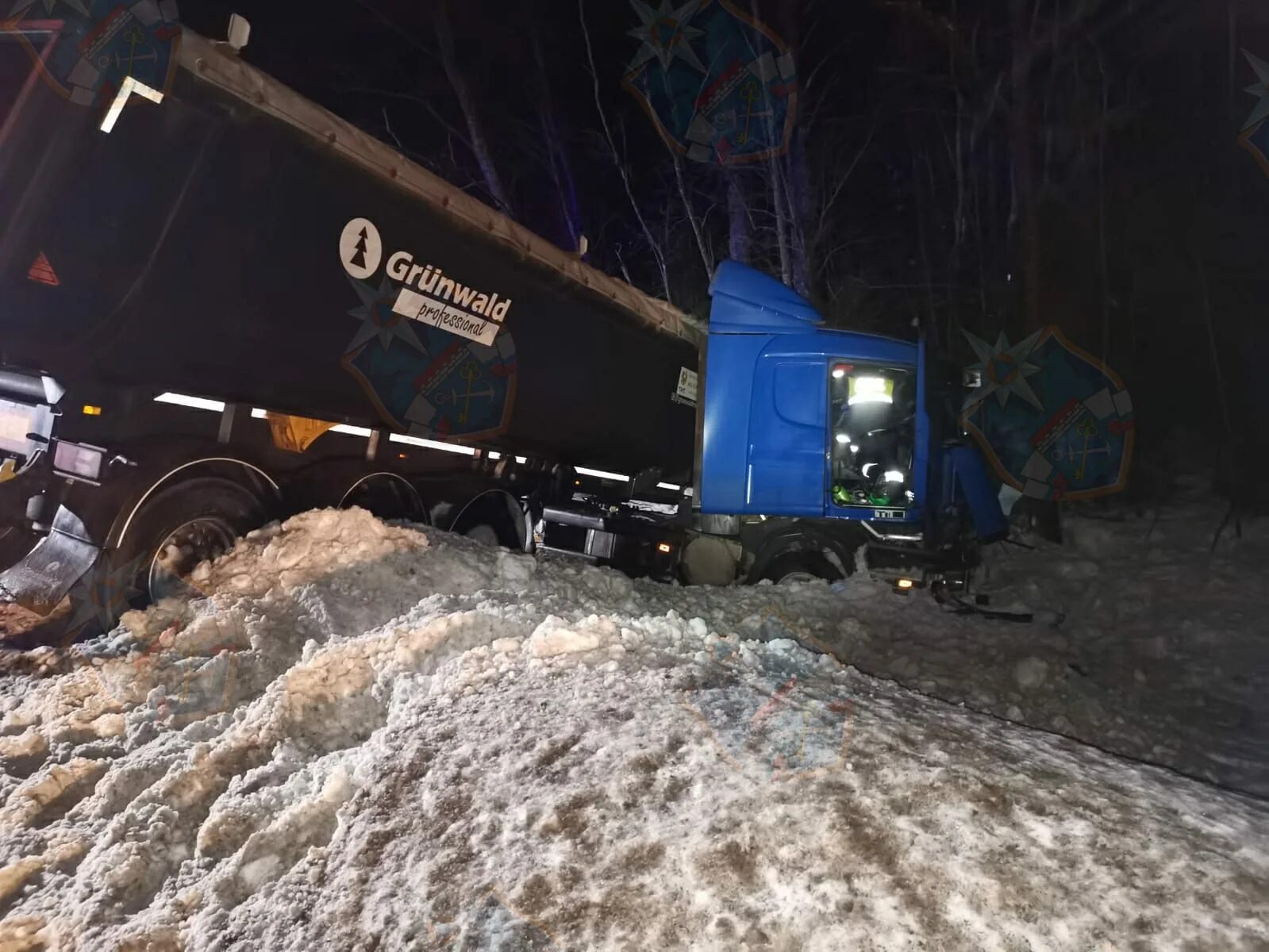 08 фура легла на бок на платной дороге. Авария на мурманском шоссе сейчас. Дтп на мурманском шоссе вчера. Авария на мурманском шоссе. Авария в дусьево ленинградская область.