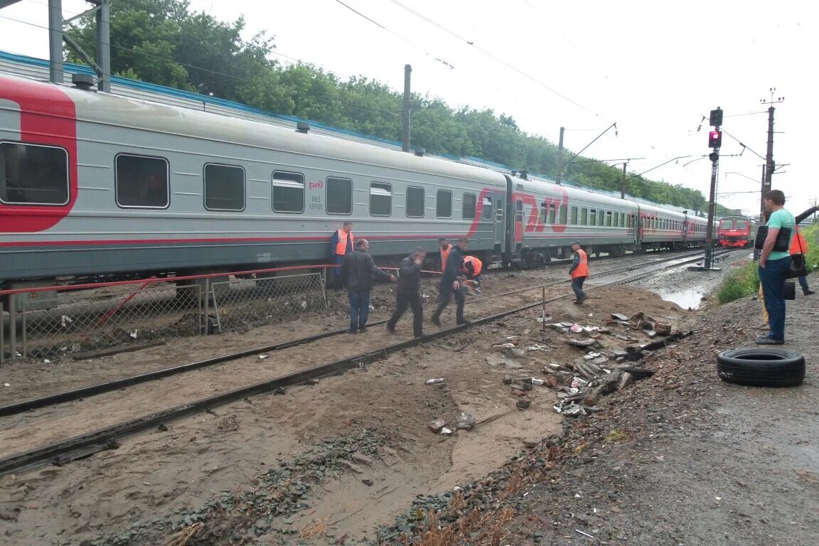 Поезд пришел на станцию утром впр 7. Пассажирский поезд станция юргамыш. вокзал новосибирск рельсы. поезд бийск. поезд пассажирский новосибирск-бийск.