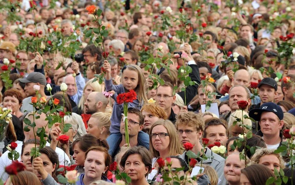 Пестрое население. Жители Осло, Норвегия. Норвежцы толпа. Толпа людей в Норвегии. Норвежцы люди.