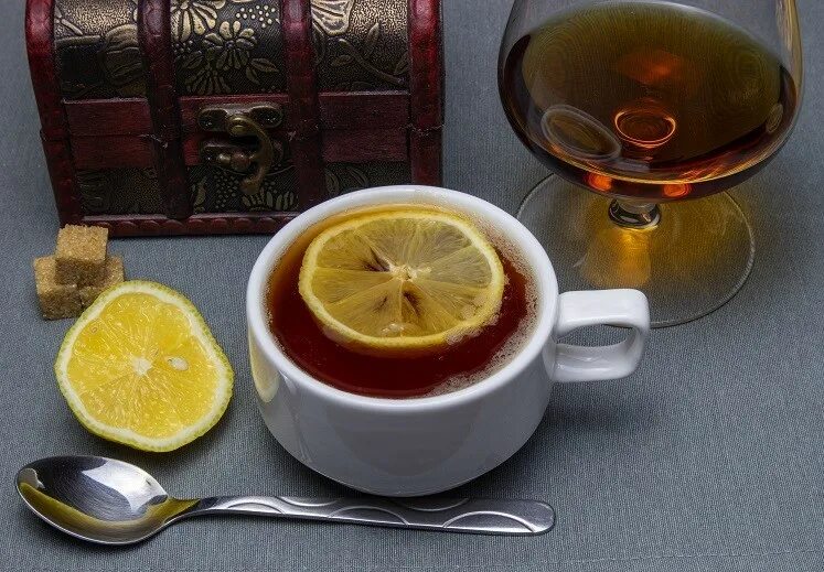 Выпить чаю лимоном. Чай с лимоном. Чай с коньяком. Кофе с коньяком. Коньяк с лимоном.