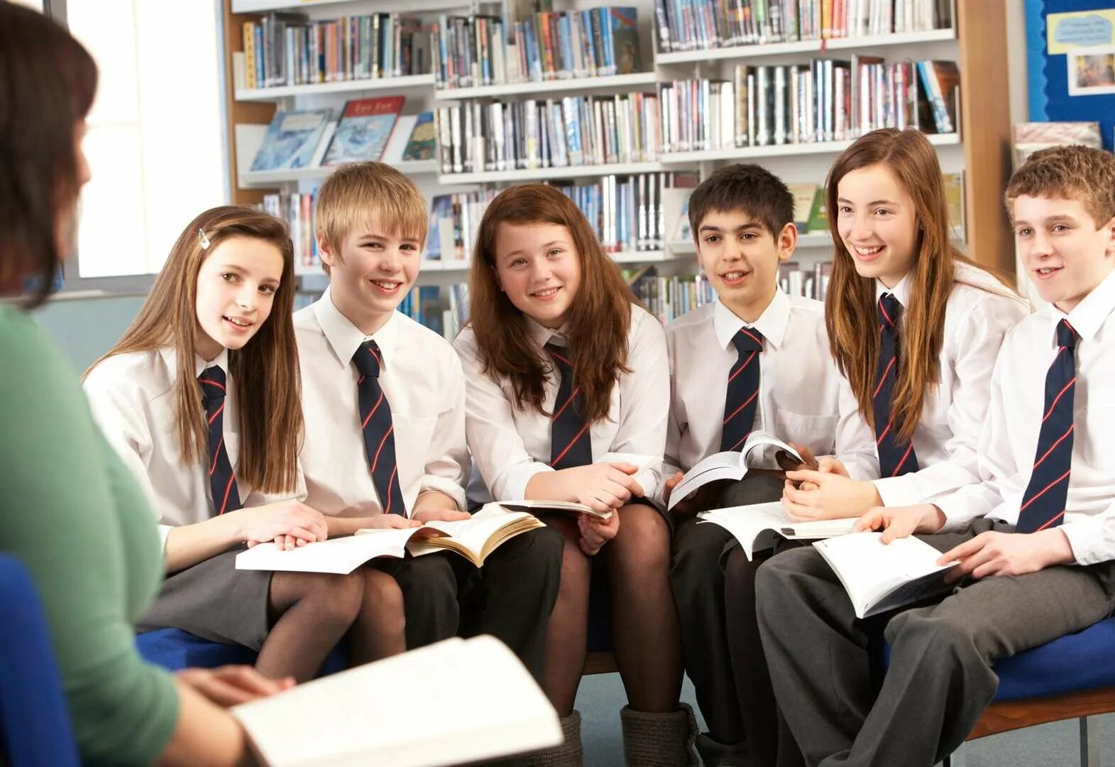 Школьники в классе. Ученики старших классов. Младший и средний школьный 7 12 лет. Подростки в школе. Как назвать звено в школе.