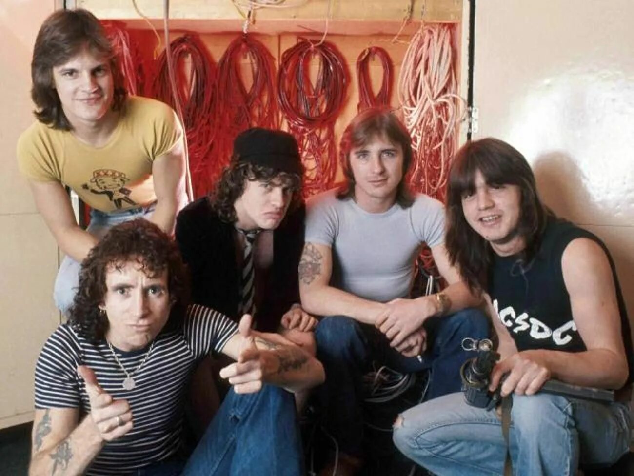 Группы 1976 года. Бон Скотт AC/DC. AC/DC группа 1976. Группа AC/DC 1977. AC DC Angus young молодой 1976.