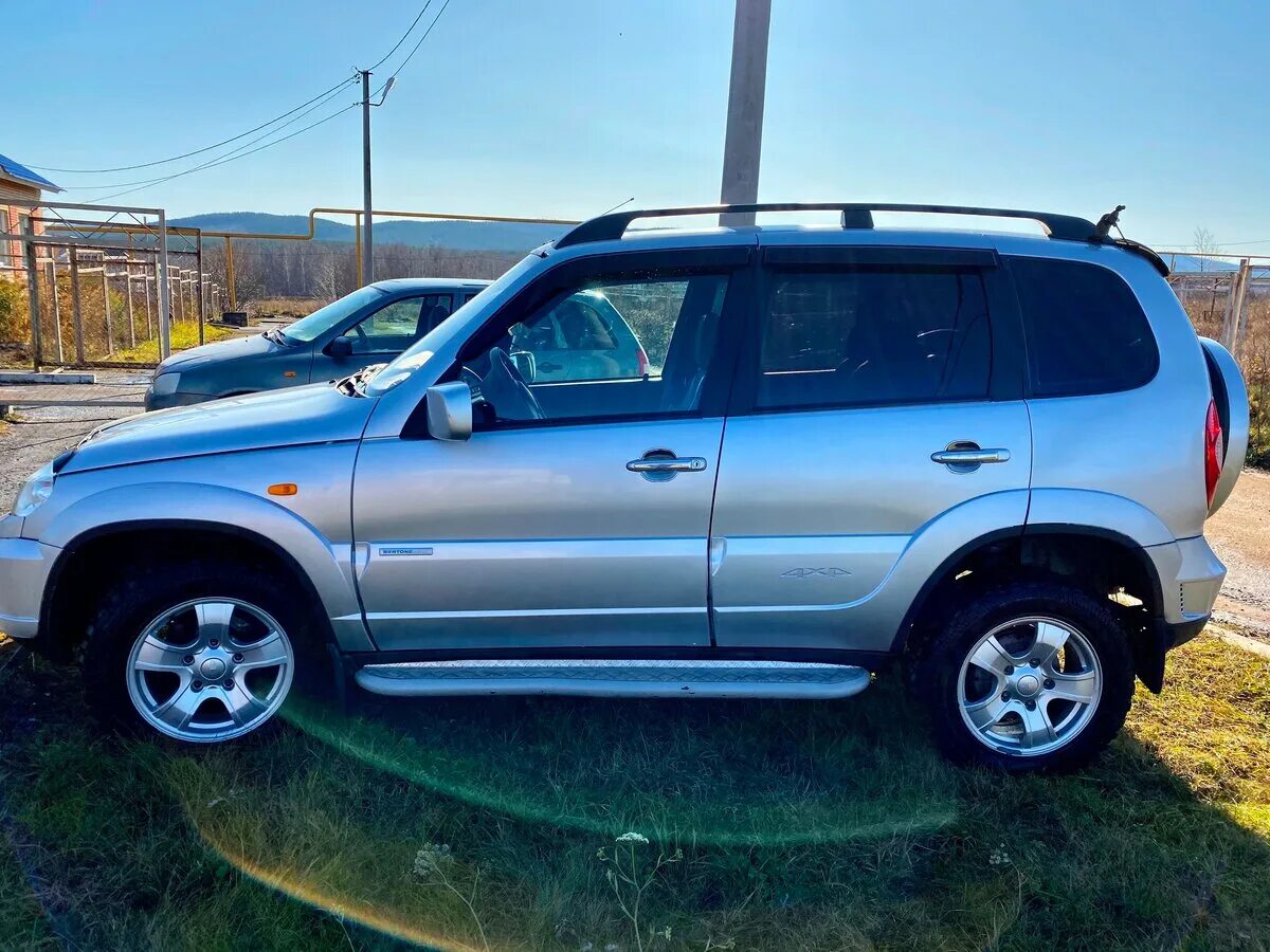 Авито ставропольский край шевроле нива. Chevrolet Niva 2010. Шевроле Нива 1998 gl. Шевроле Нива 2010 год серебристый. Тёмно синий металлик Нива Шевроле.